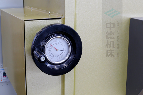 ZDG-640刀片間隙調(diào)節(jié)裝置，設(shè)置在機架前面，并有刻度顯示，調(diào)節(jié)方便.jpg