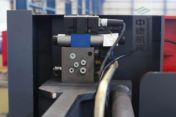 ZDPE10025采用進(jìn)口液壓系統(tǒng)，穩(wěn)定無(wú)故障，耐高溫高壓，持久工作精度高.jpg